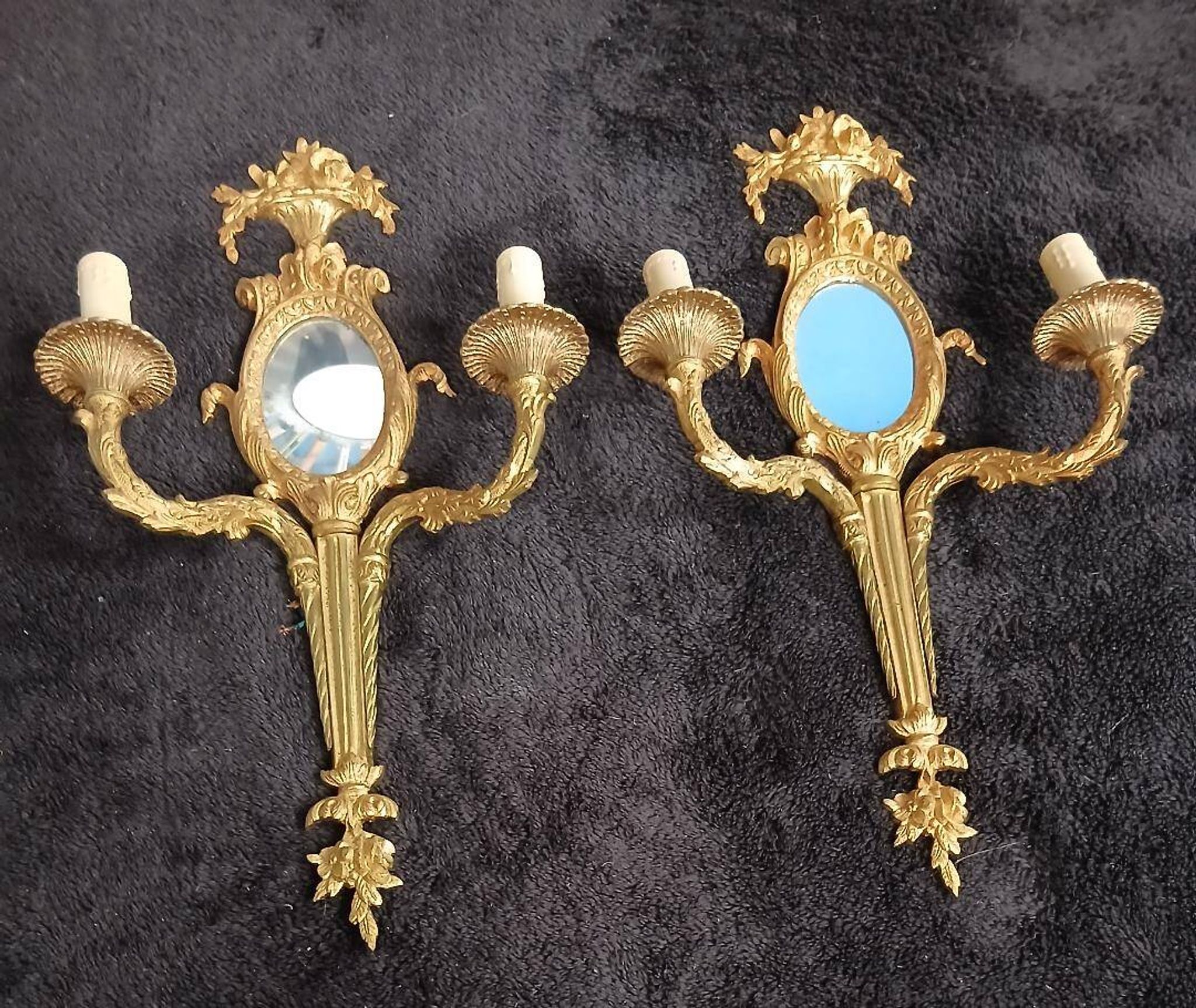 Pair of wall sconces with mirrors. Putti. Bronze. Floral Art Nouveau.