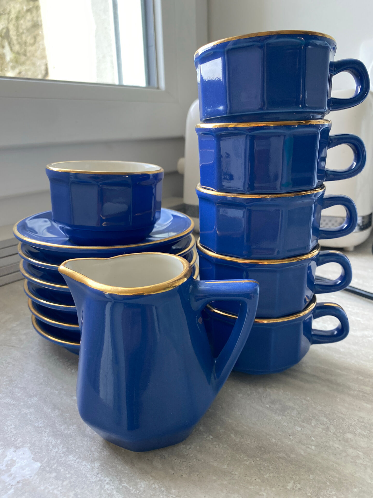 6 tasses et sous tasses et pot à lait Revoll