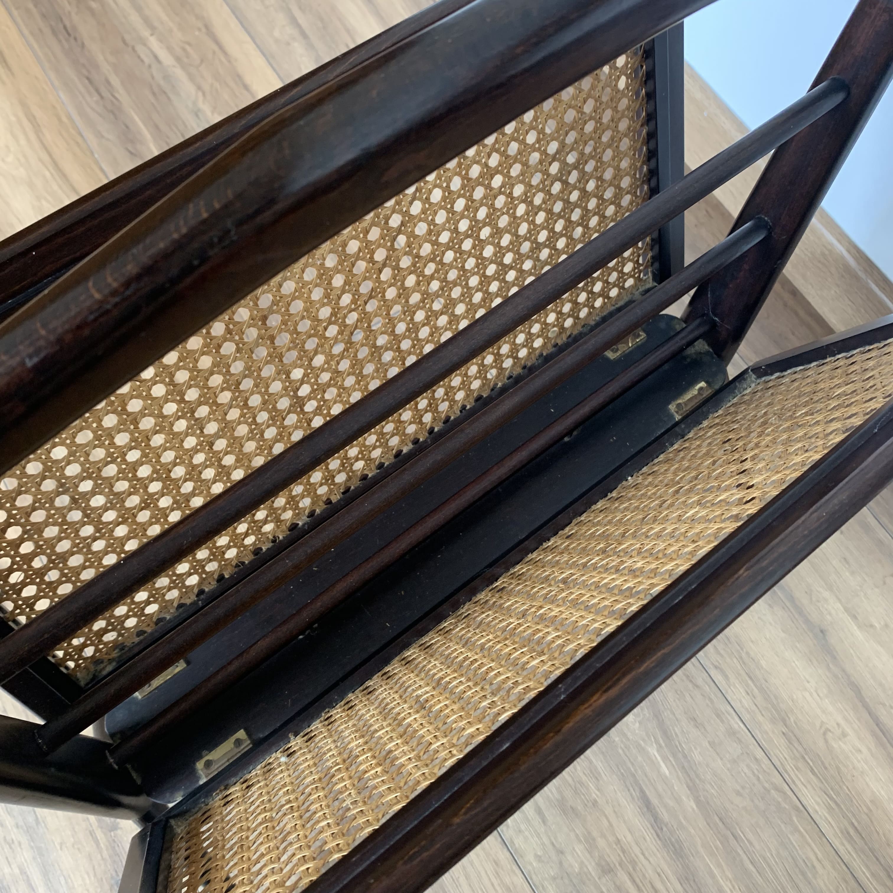 Folding magazine rack