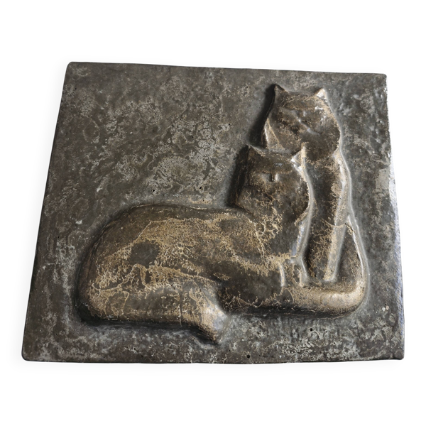 Bas relief plaque de lapin en patine brune chat assis — Beyit