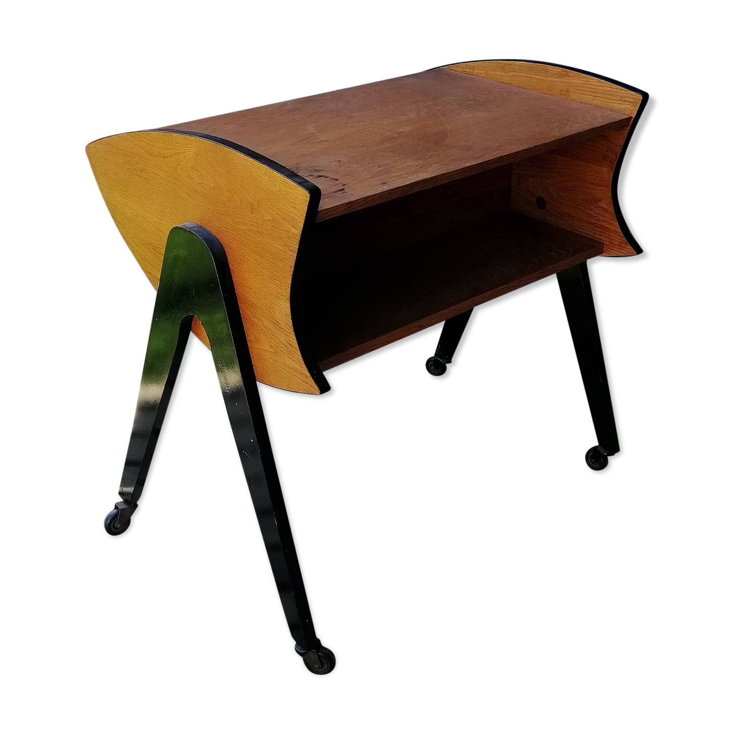 Console table on roulette