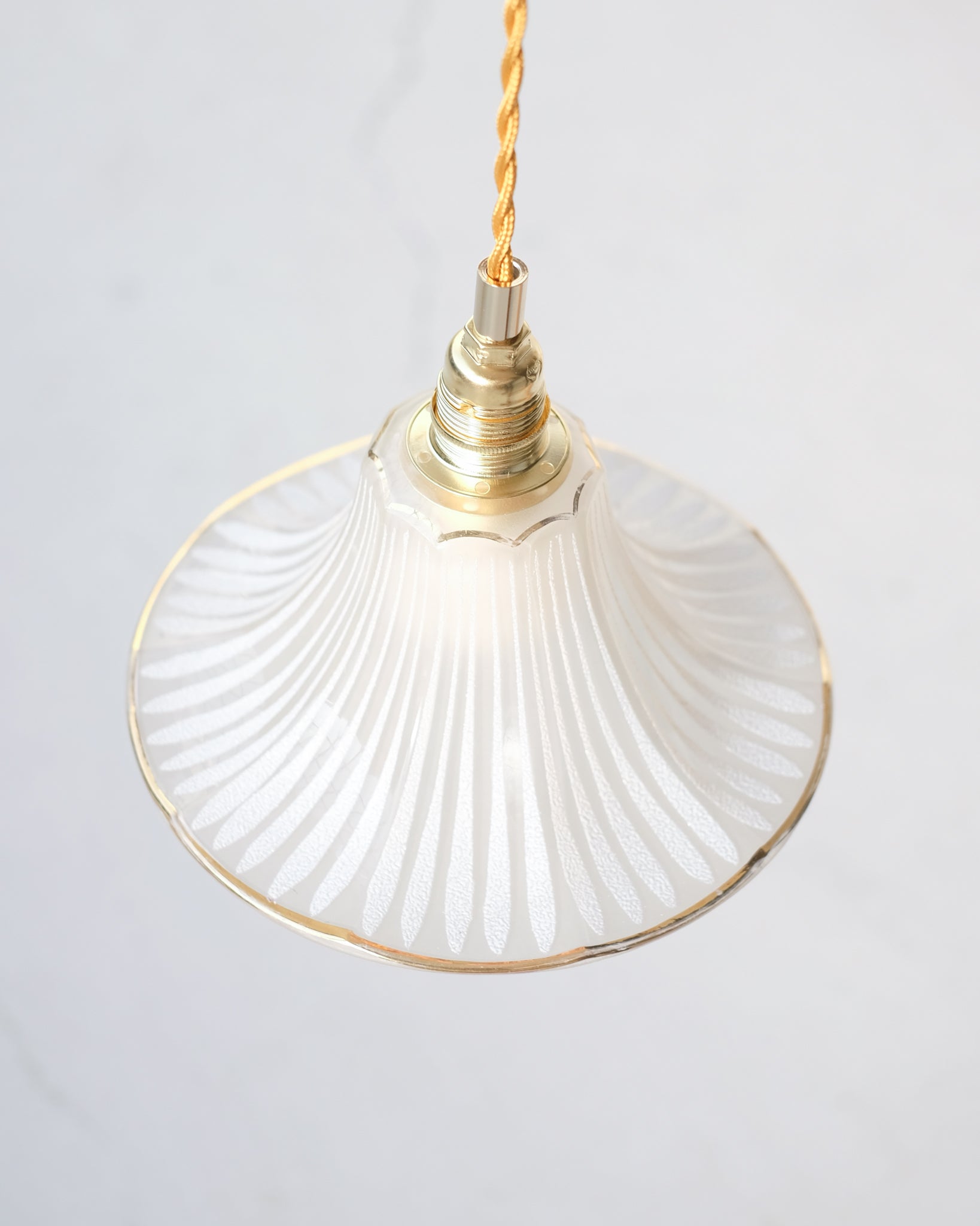 Pendant lamp in engraved and gilded glass