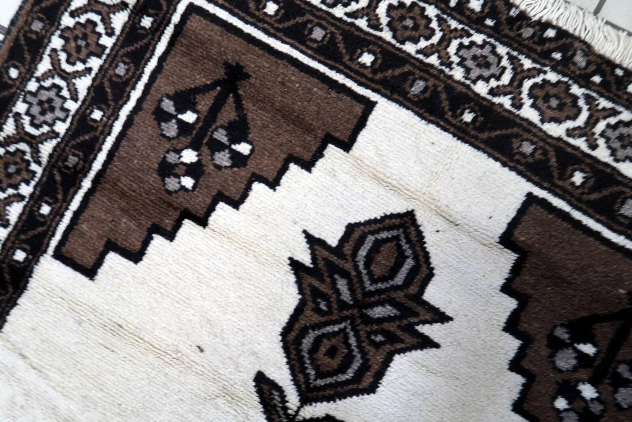 Handmade vintage Persian Gabbeh rug 128cm x 211cm, 1970s