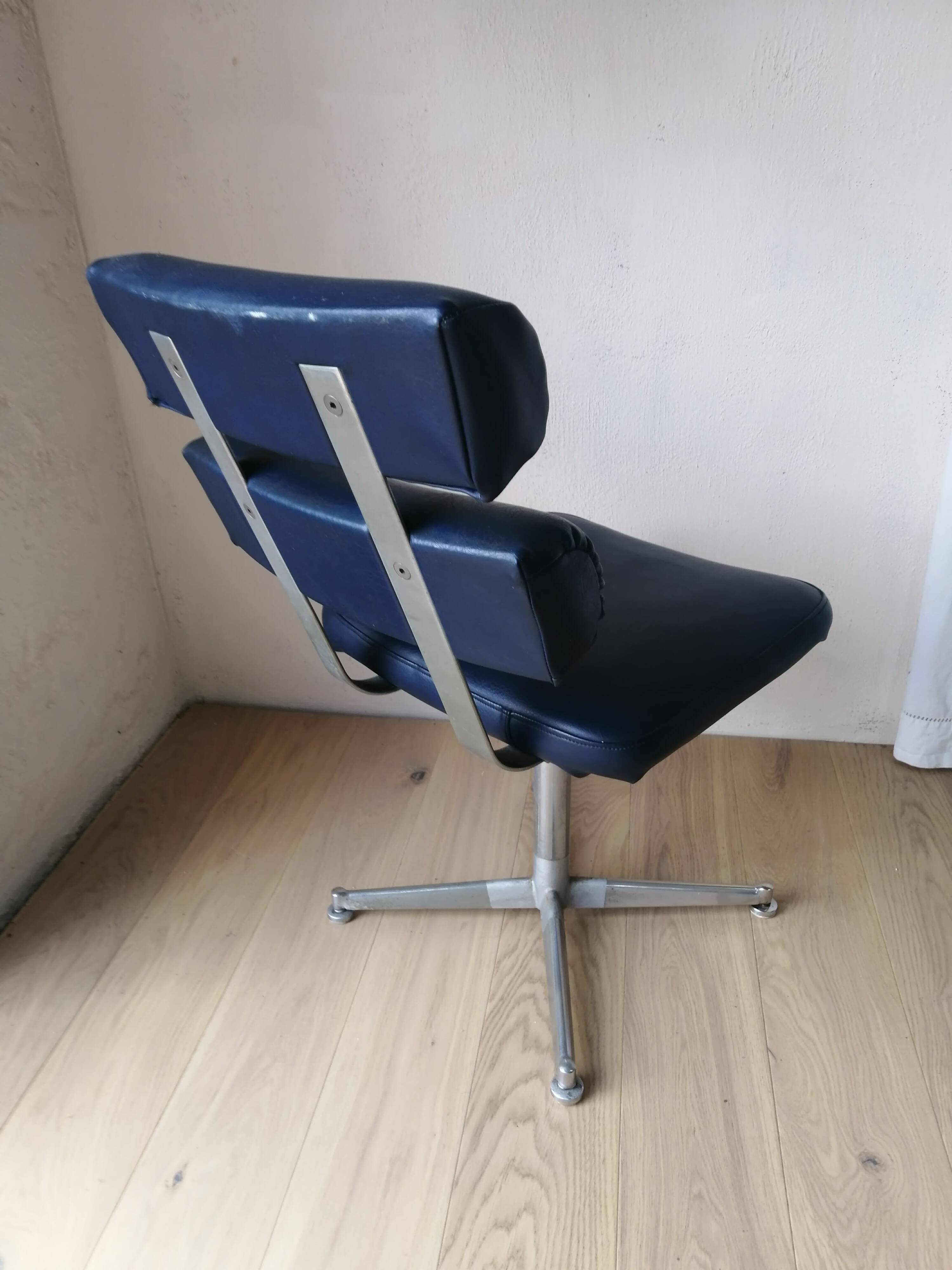 Set of 4 1970s hairdresser chairs in Space Age style.