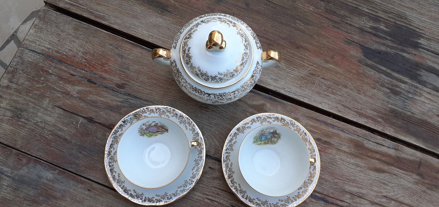 Set of 4 cups and sugar bowl Haute porcelaine de Berry