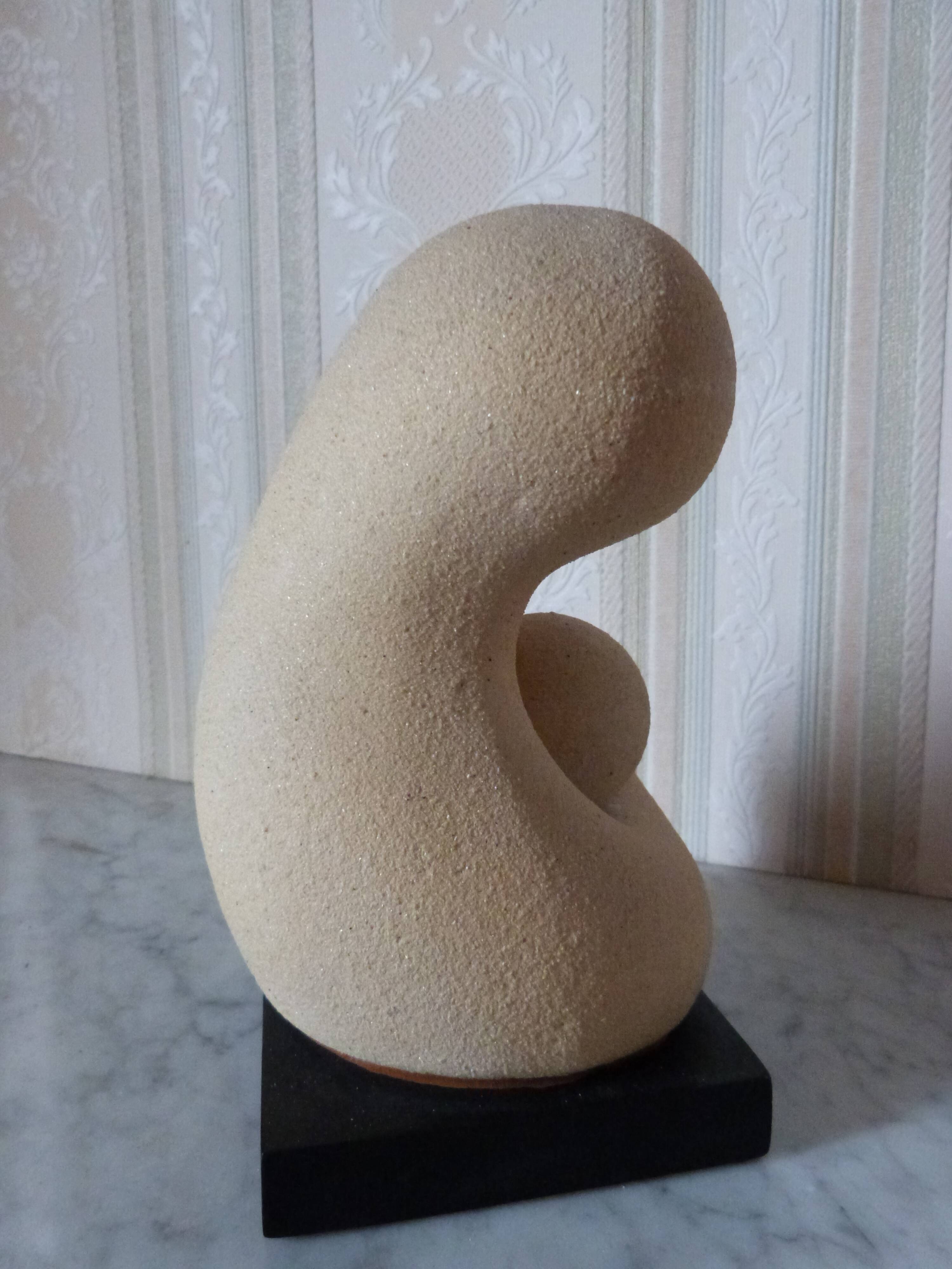 Sculpture moderne représentant la maternité