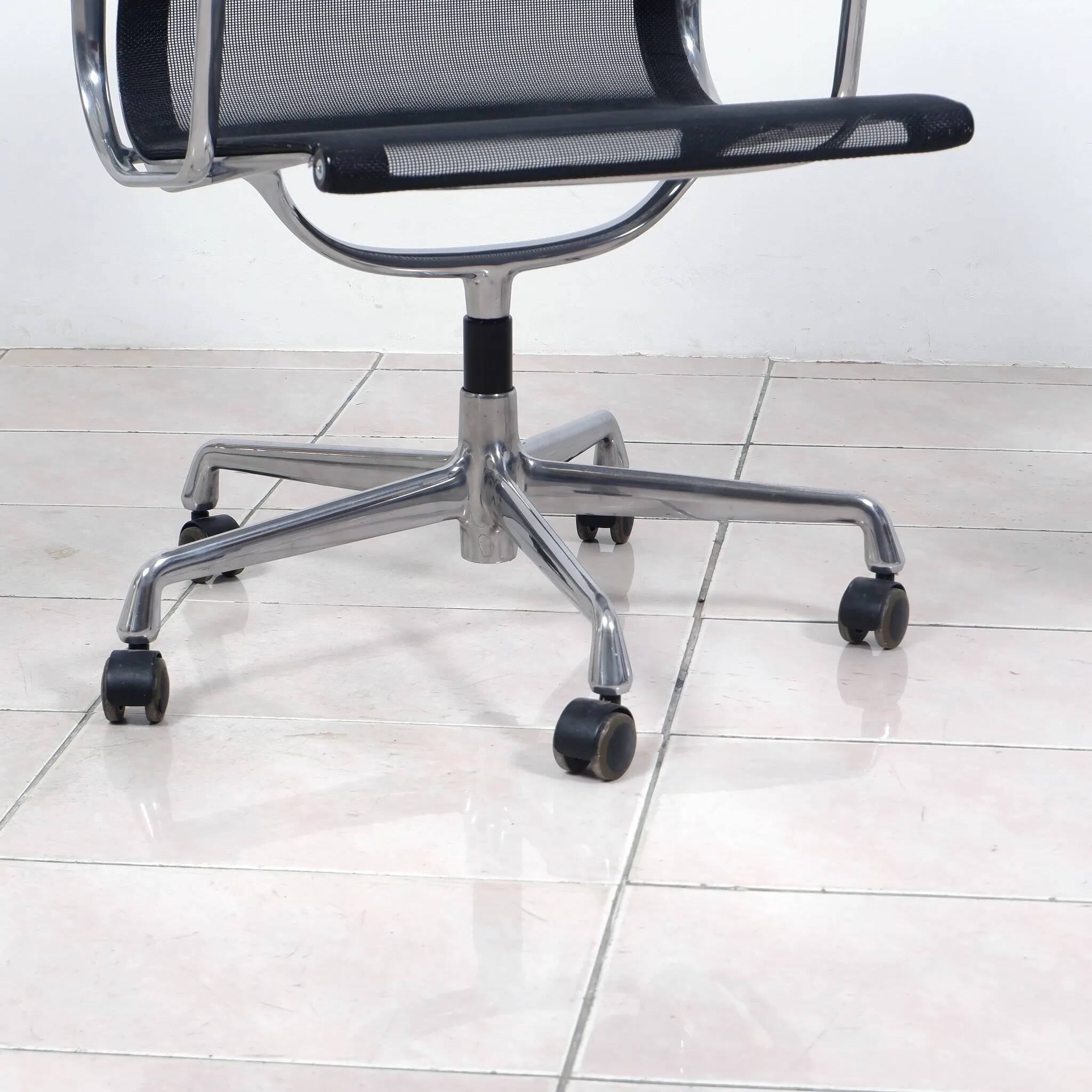 Eames Office Chairs EA 108 mit Rollen