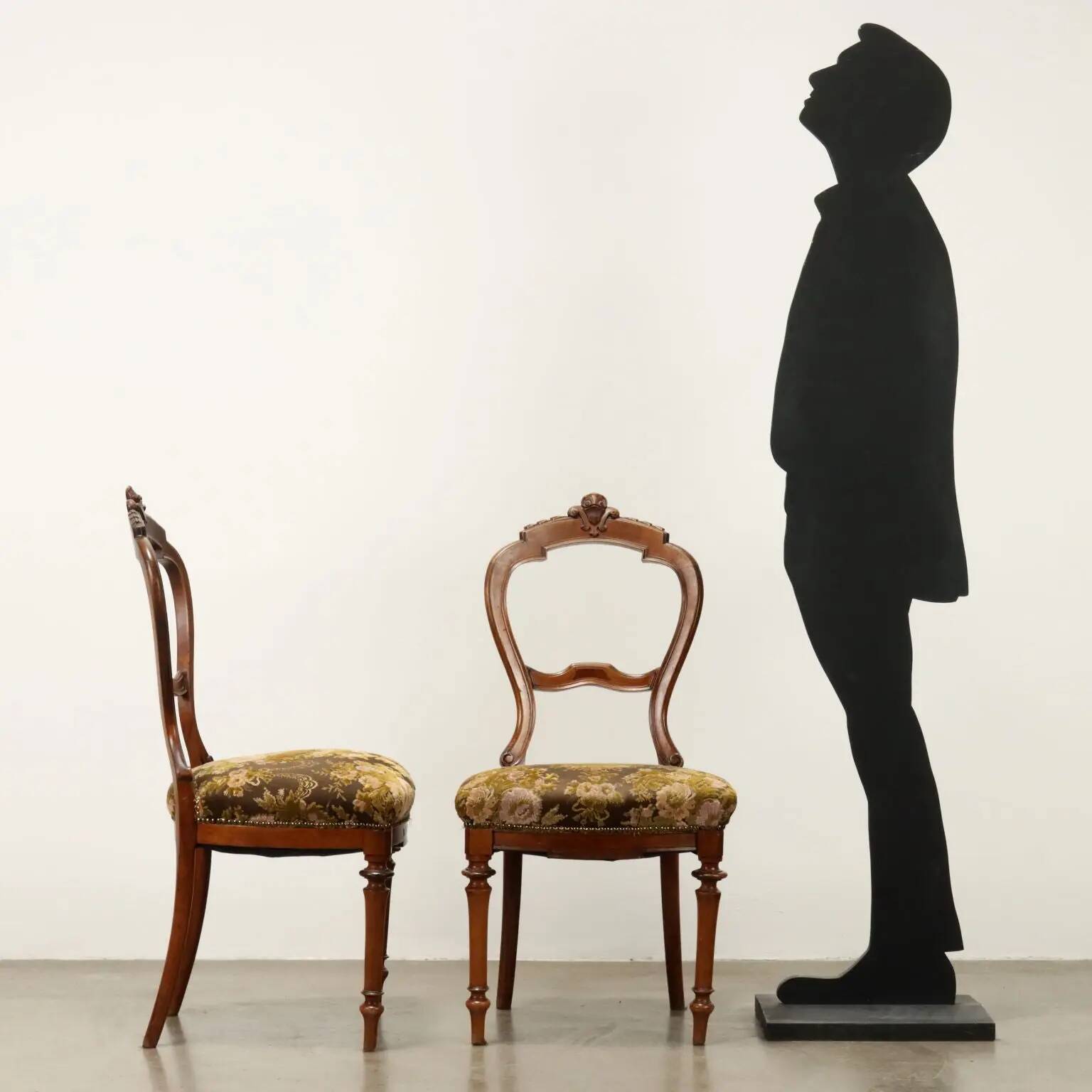 Chaises anciennes en noyer avec assise rembourrée, décoration florale, XIXe siècle