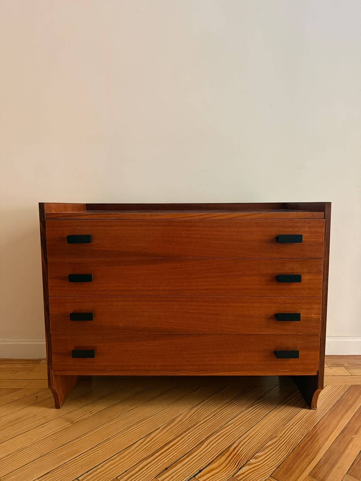 Cómoda italienne de Padoue, en bois de noyer. Années 70