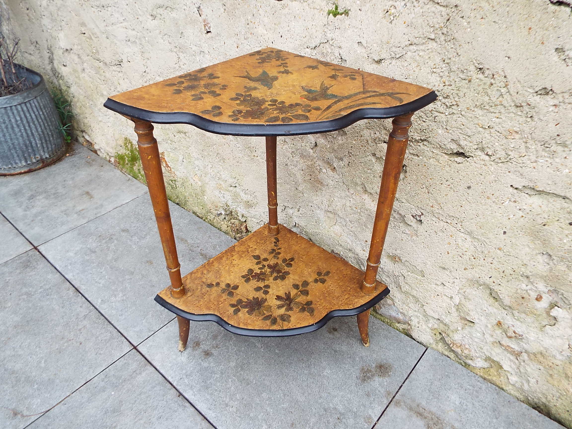 Corner shelf in painted wood