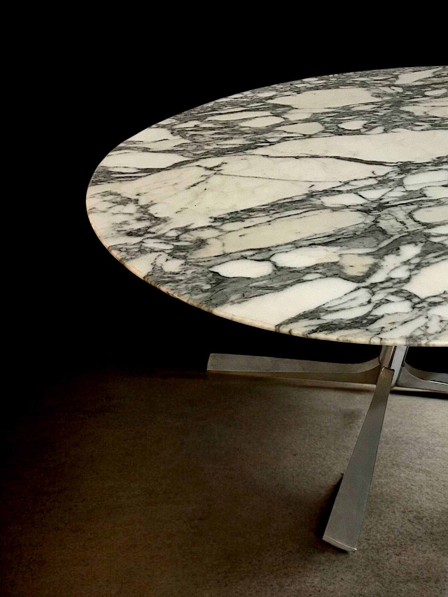 C. 1970 - White marble top dining table - Roche Bobois - France