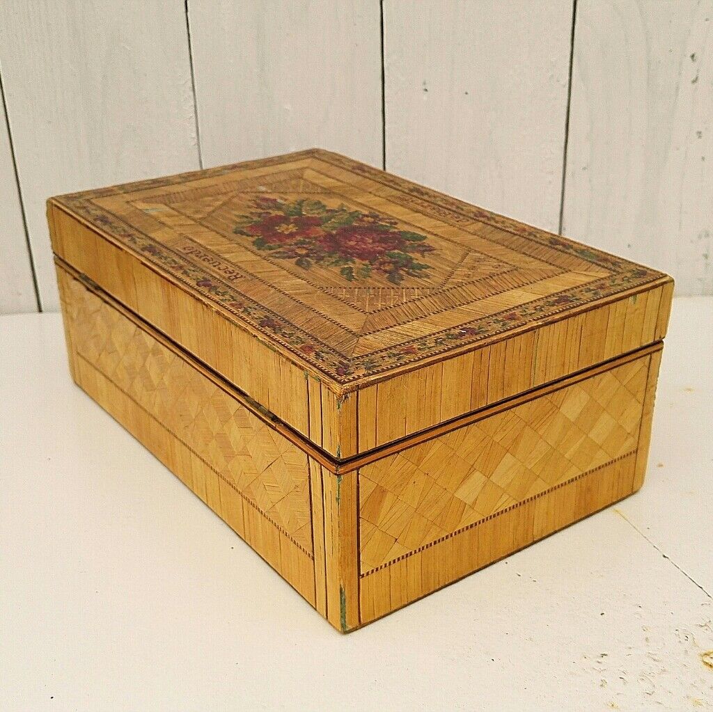 Straw marquetry box souvenir of vintage Biarritz