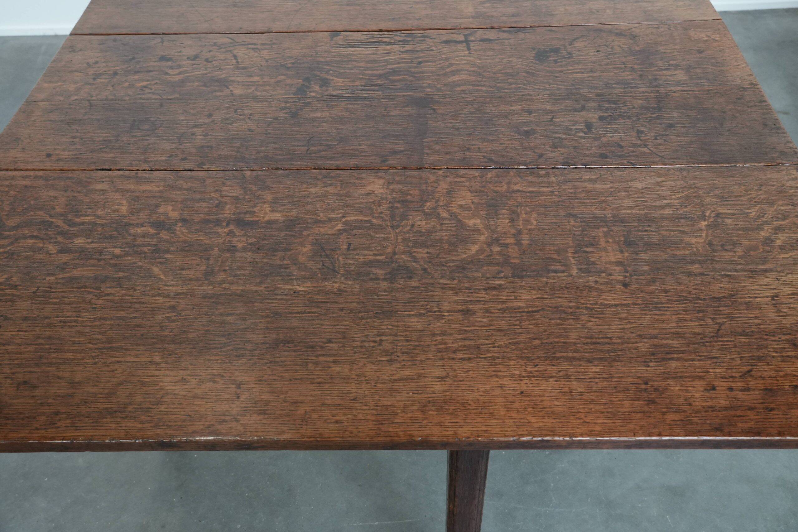 Charming antique English drop-leaf dining table made of oak from the late 19th century