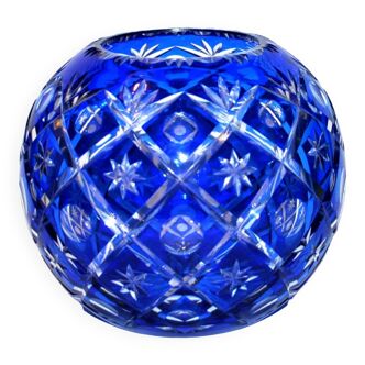 Vase boule à fleurs en cristal taillé de Saint-Louis - Overlay doublé bleu