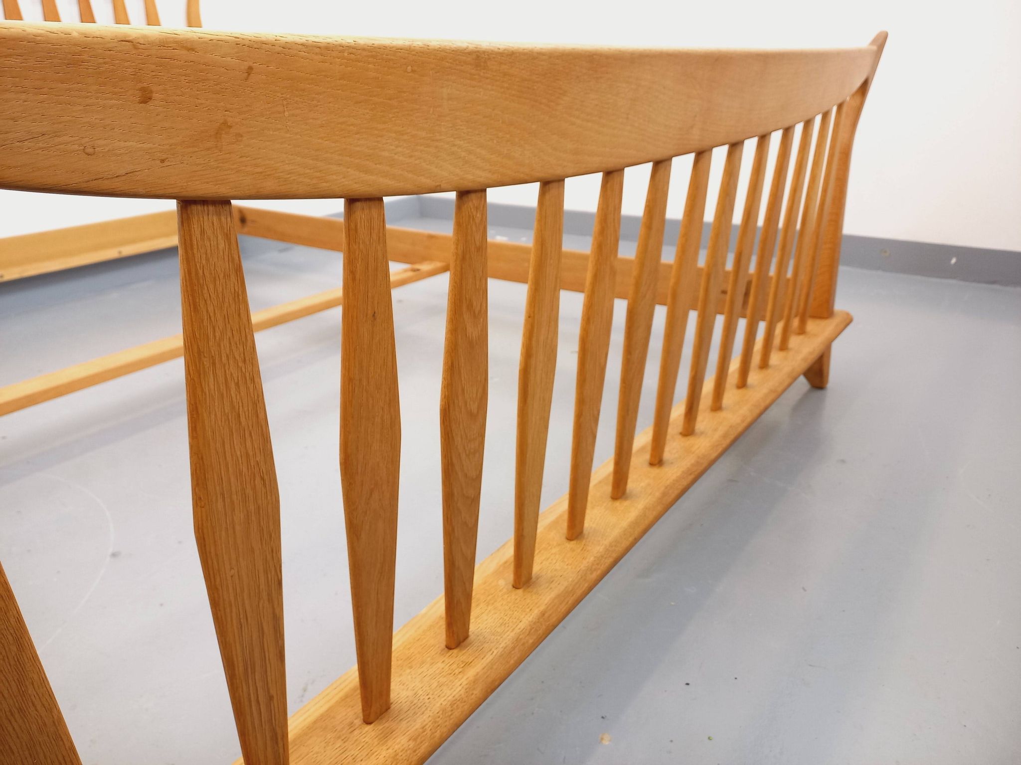 Double vintage French bed by Guillerme et Chambron in solid oak from the 1960s.