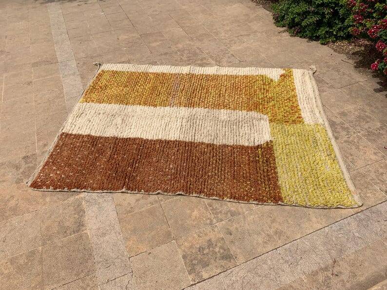 Traditional handwoven Berber rug, size 150 x 250 cm