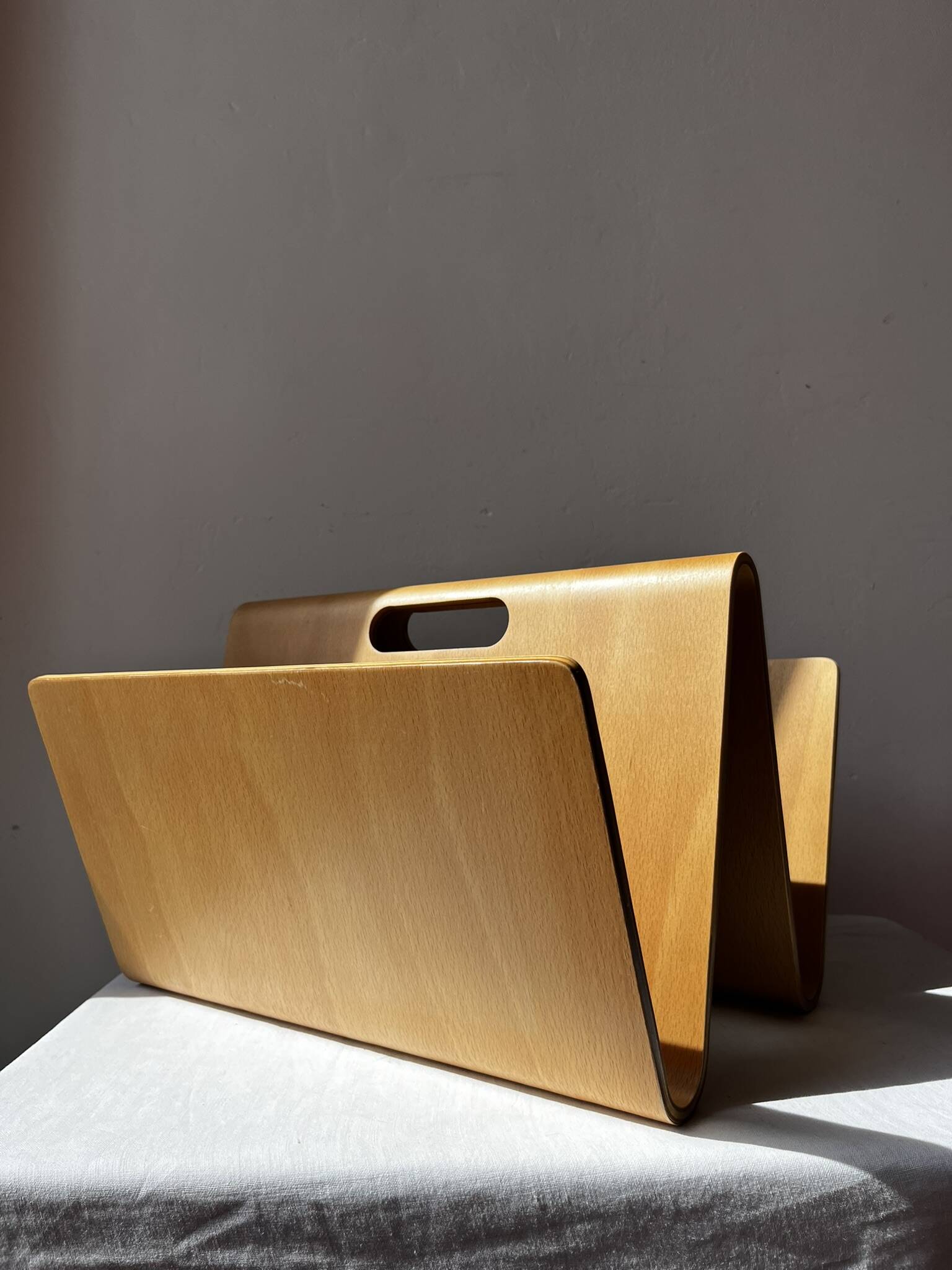 Vintage curved plywood magazine rack, W shape, Alvar Aalto style.