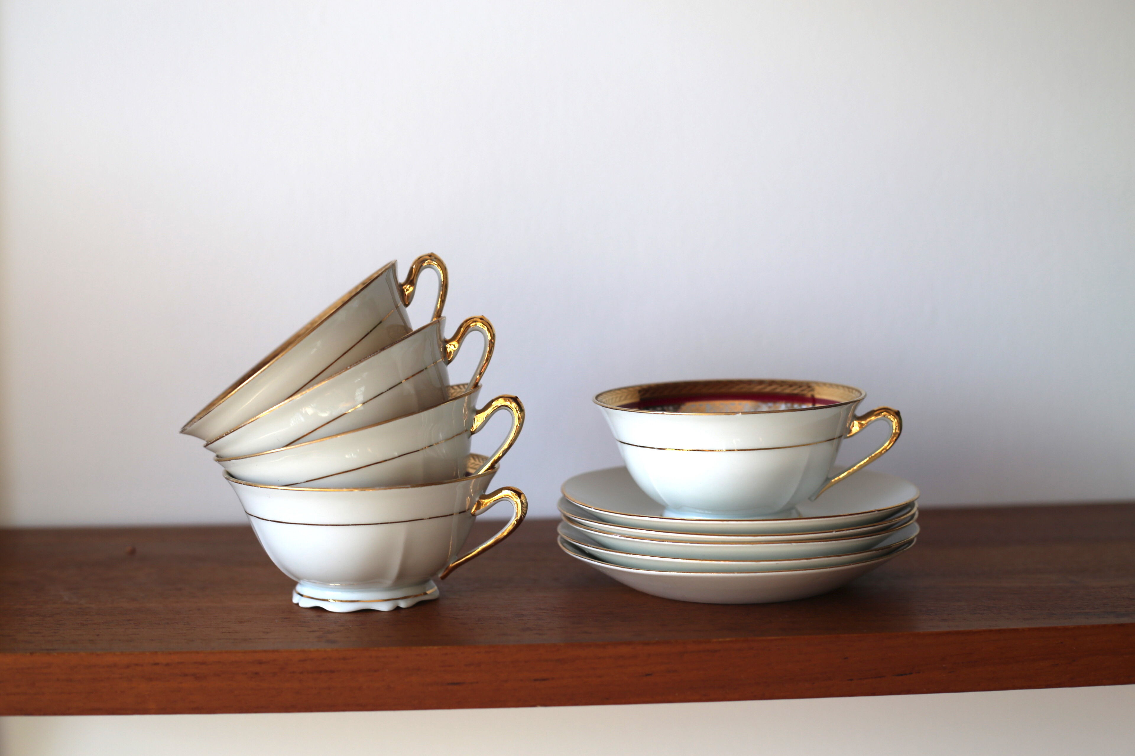 Vintage coffee cups made of fine Limoges porcelain - Raspberry and golden décor
