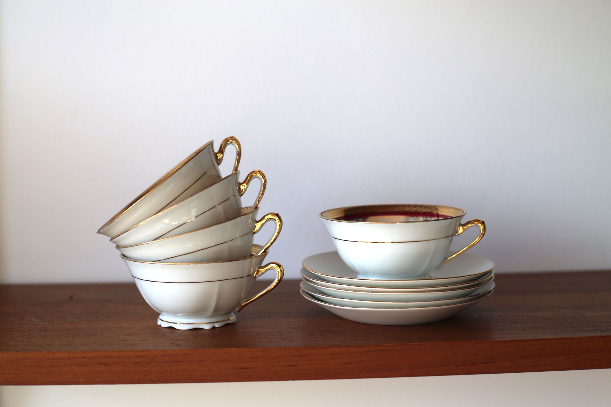 Vintage coffee cups made of fine Limoges porcelain - Raspberry and golden décor