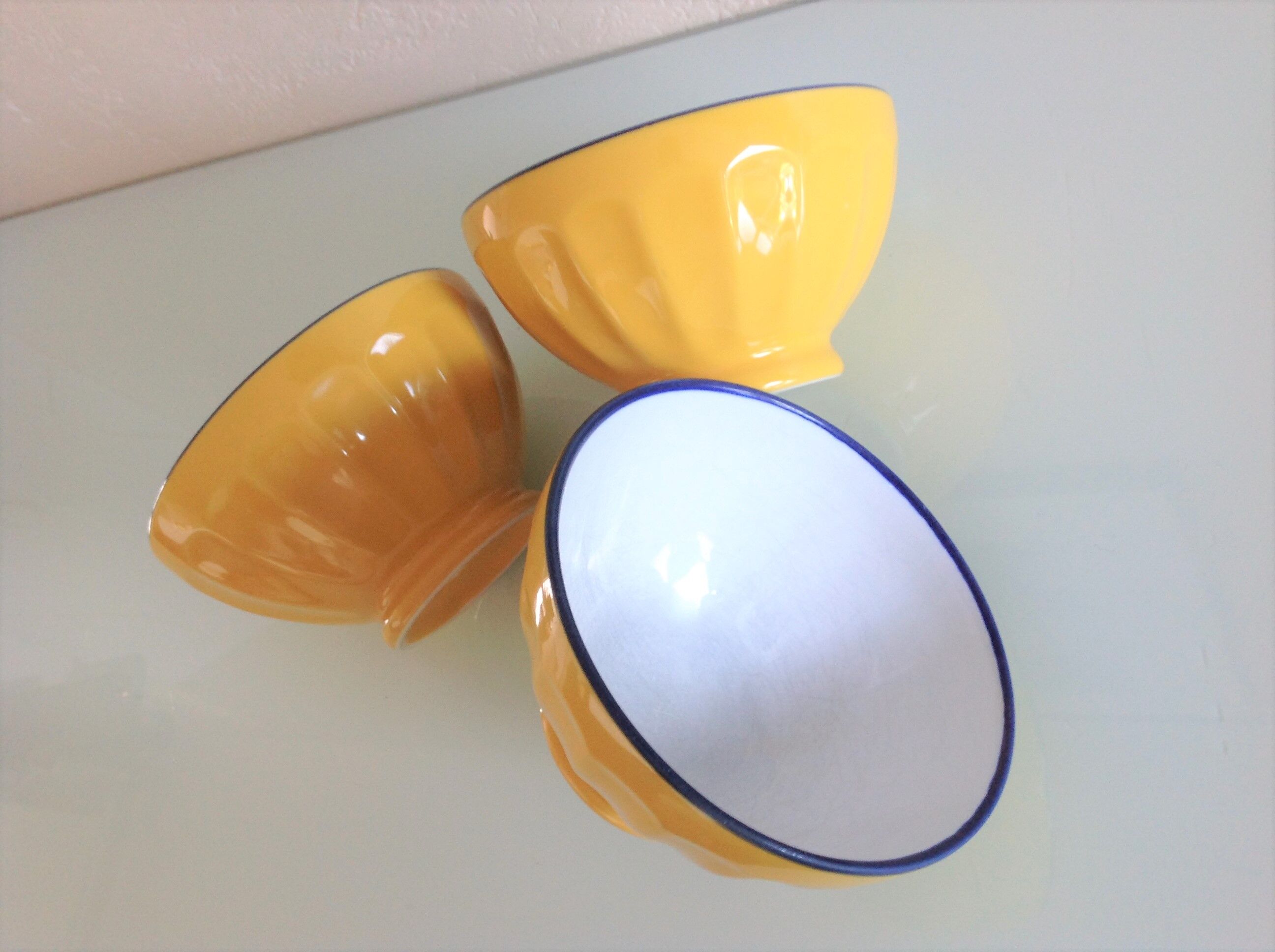 Suite of three yellow ribbed bowls with blue / vintage 70s border