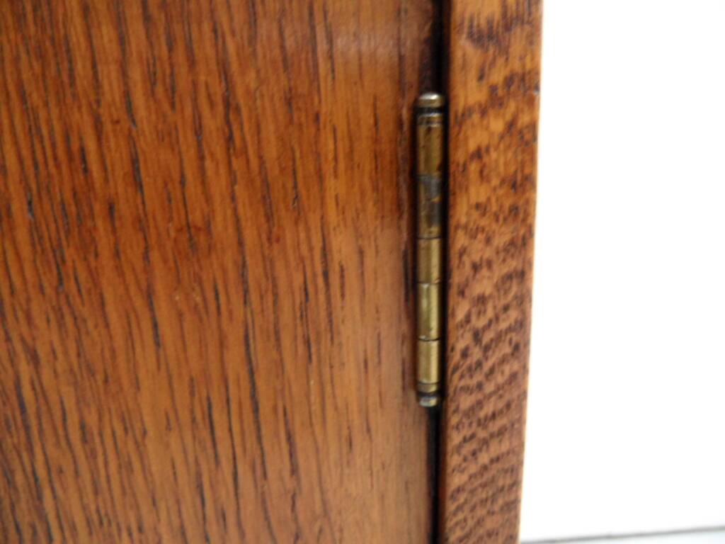 Bibliothèque vintage en chêne ouverte avec 2 portes.