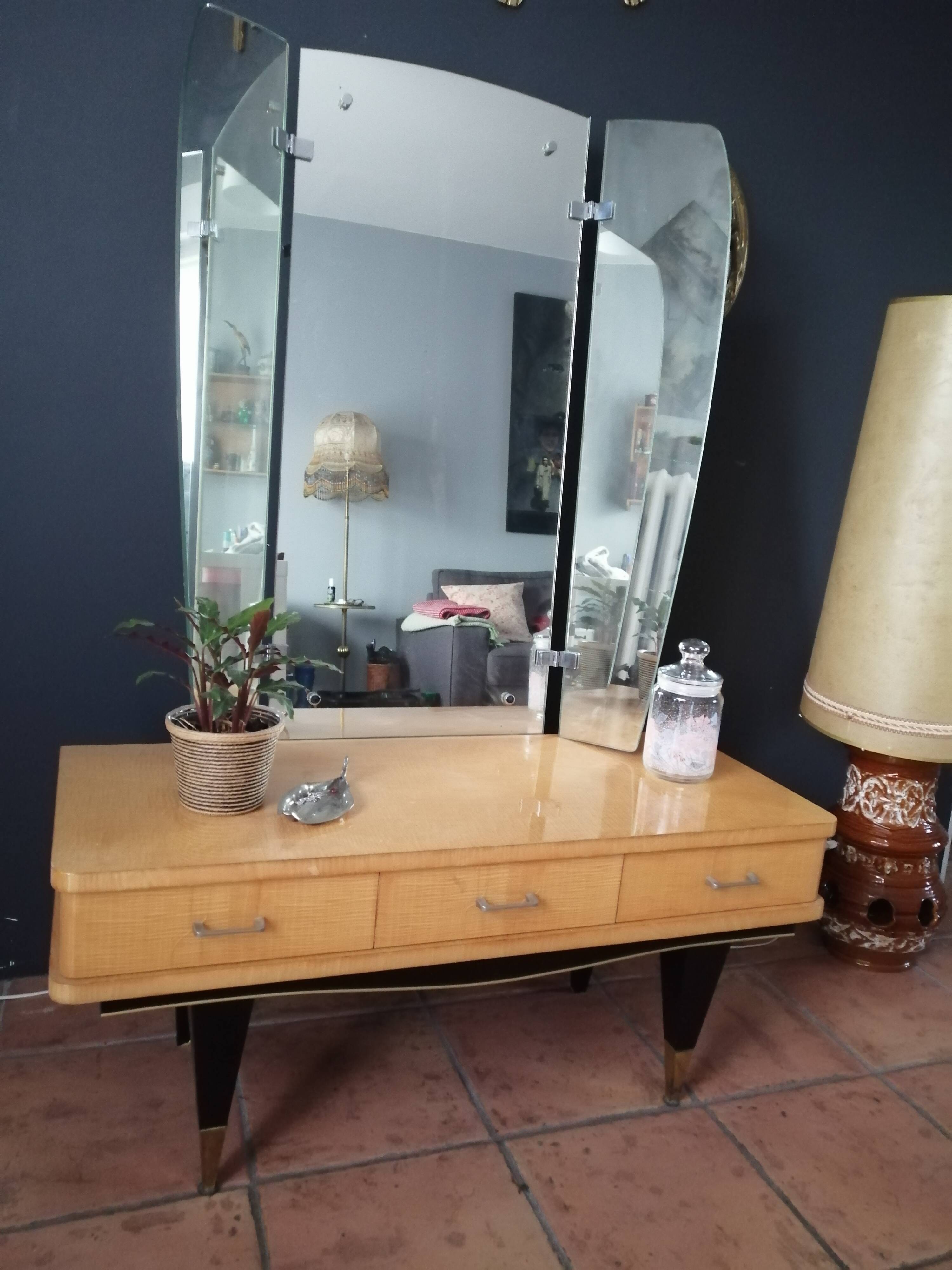 Dressing table of the 50