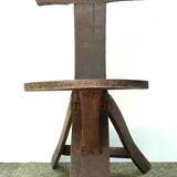 Chaise tripode régionaliste en bois
