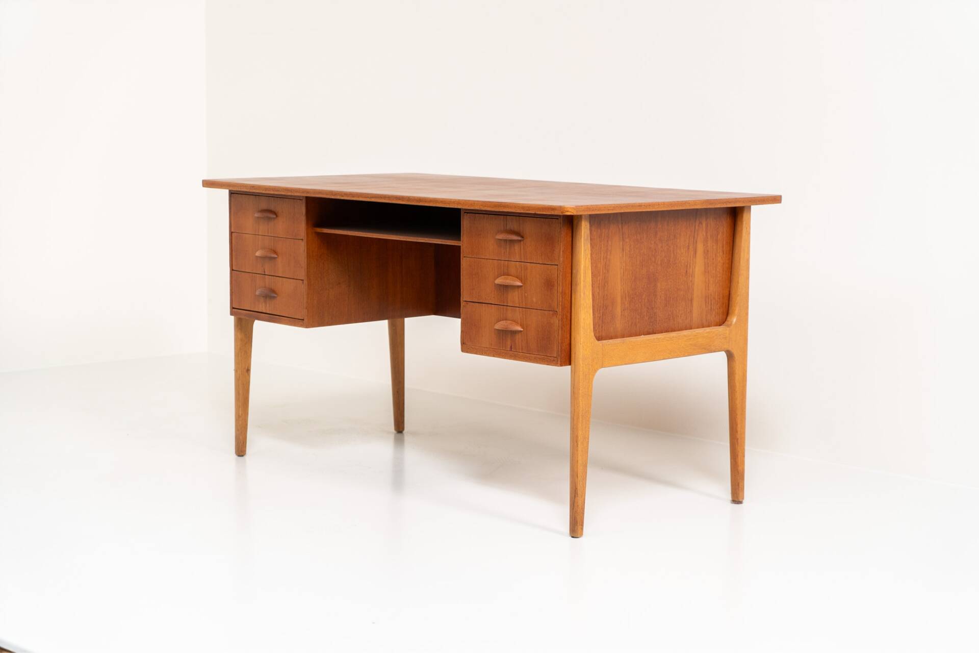 Bureau danois en teck, années 1960.