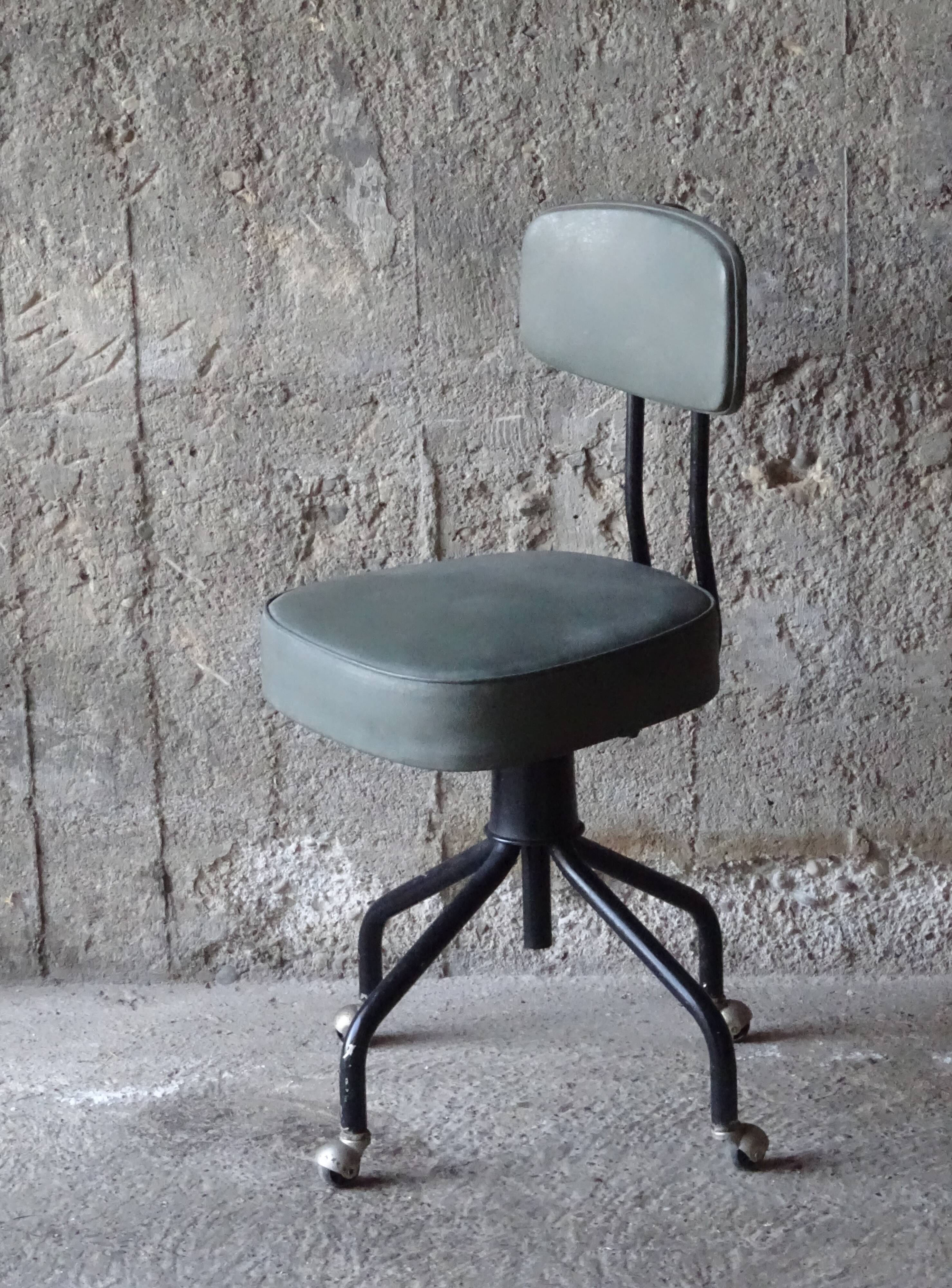 Fauteuil bureau dactylo skaï gris-vert 1960