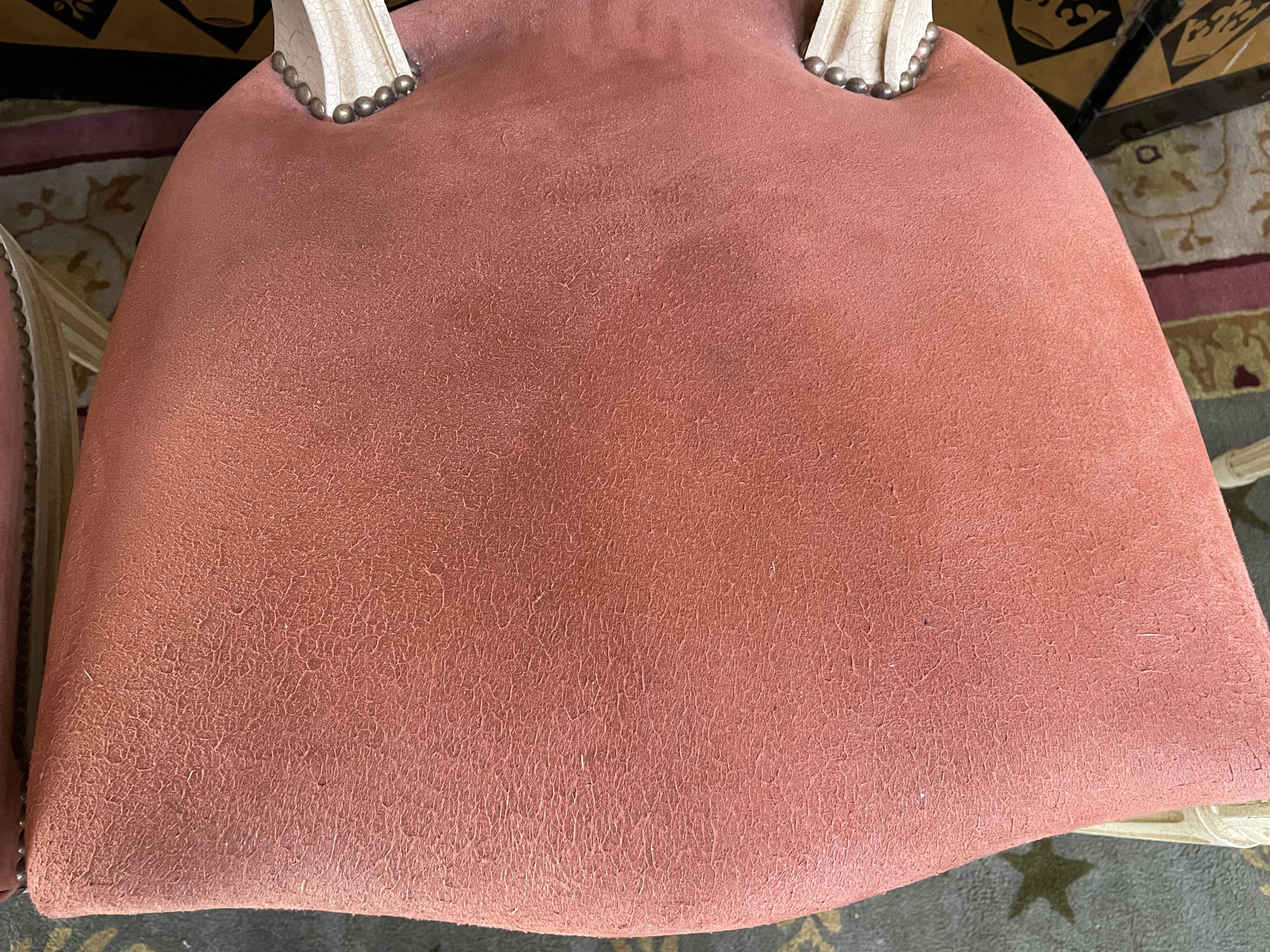Suite de 4 chaises style Louis XVI médaillon