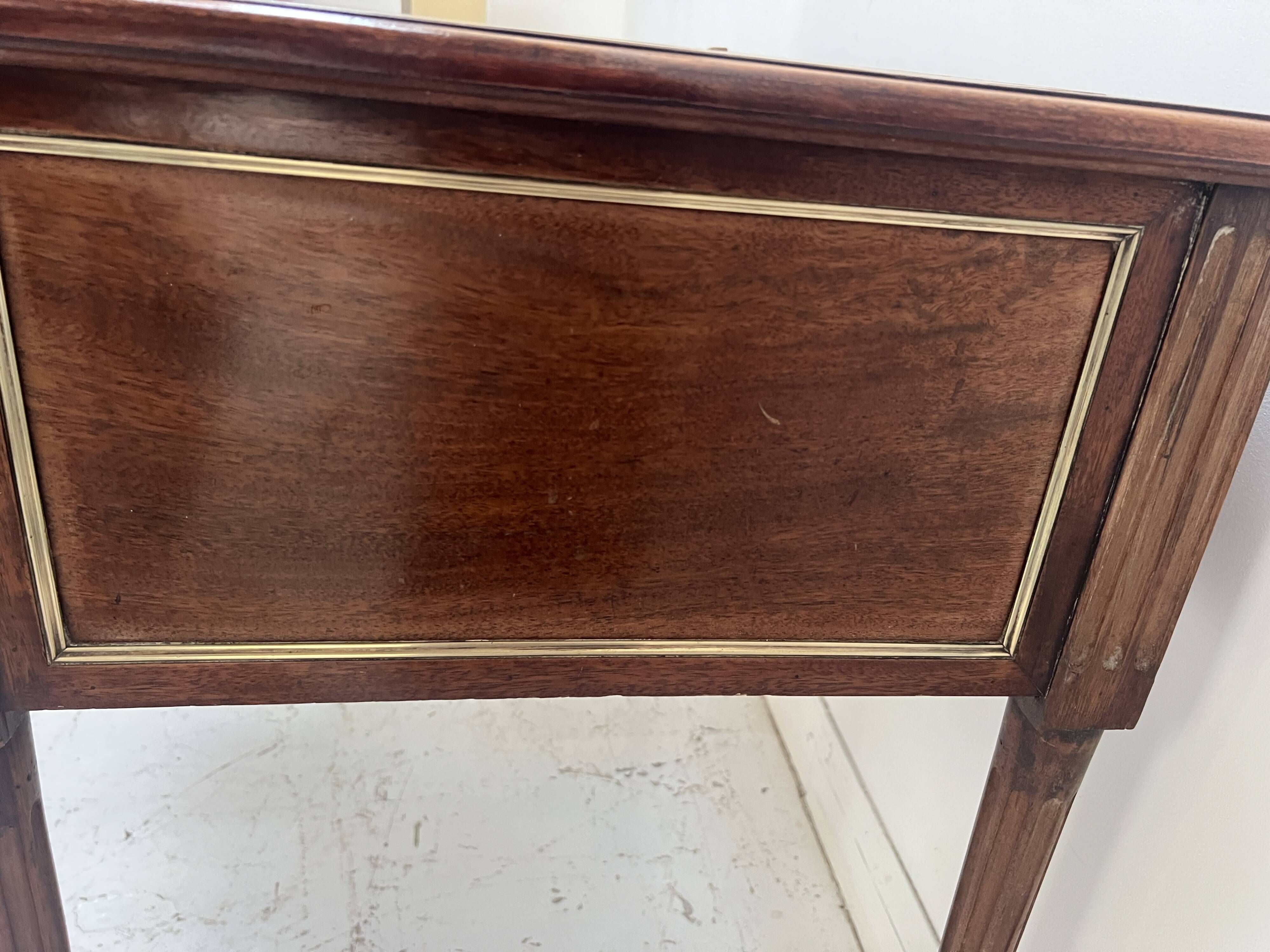 Louis XVI style desk in mahogany and mahogany veneer, 20th century.