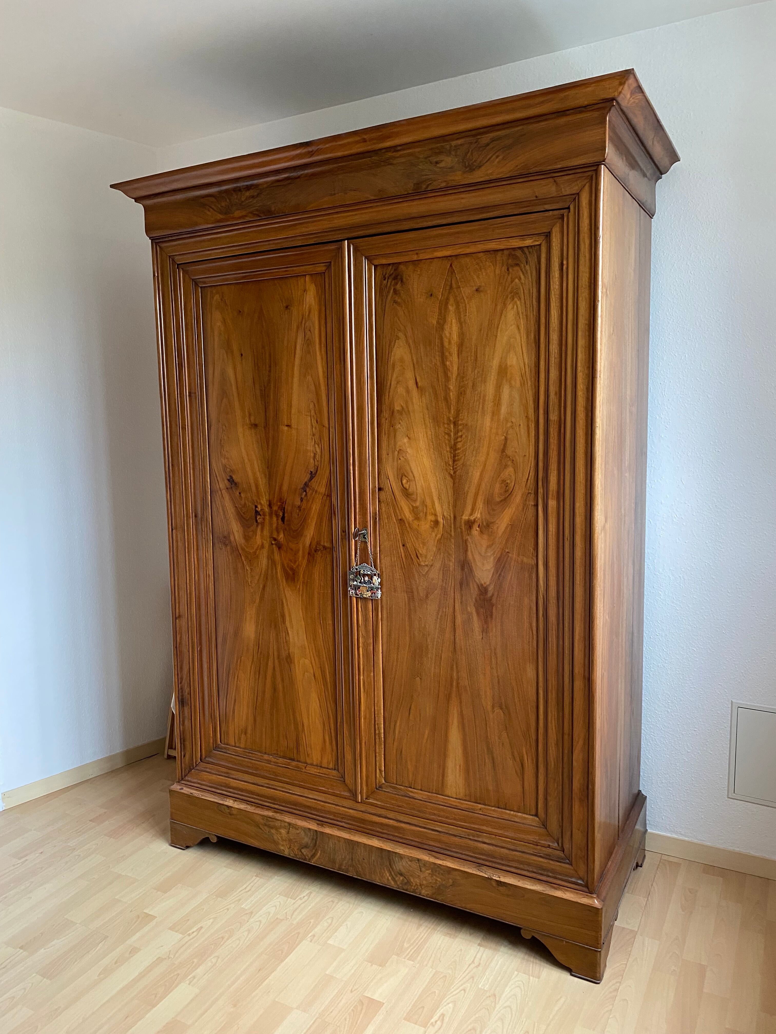 Walnut cabinet Louis Philippe