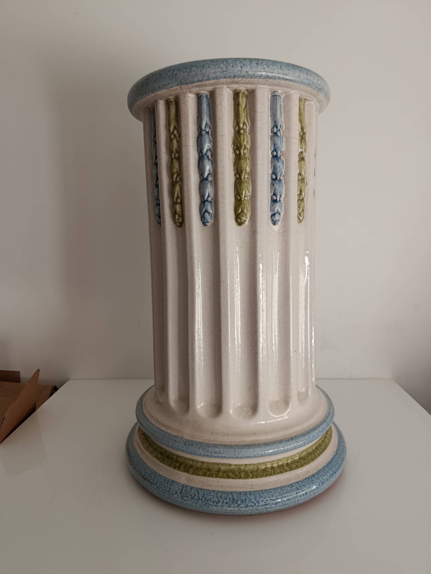 Art Deco column in ceramic