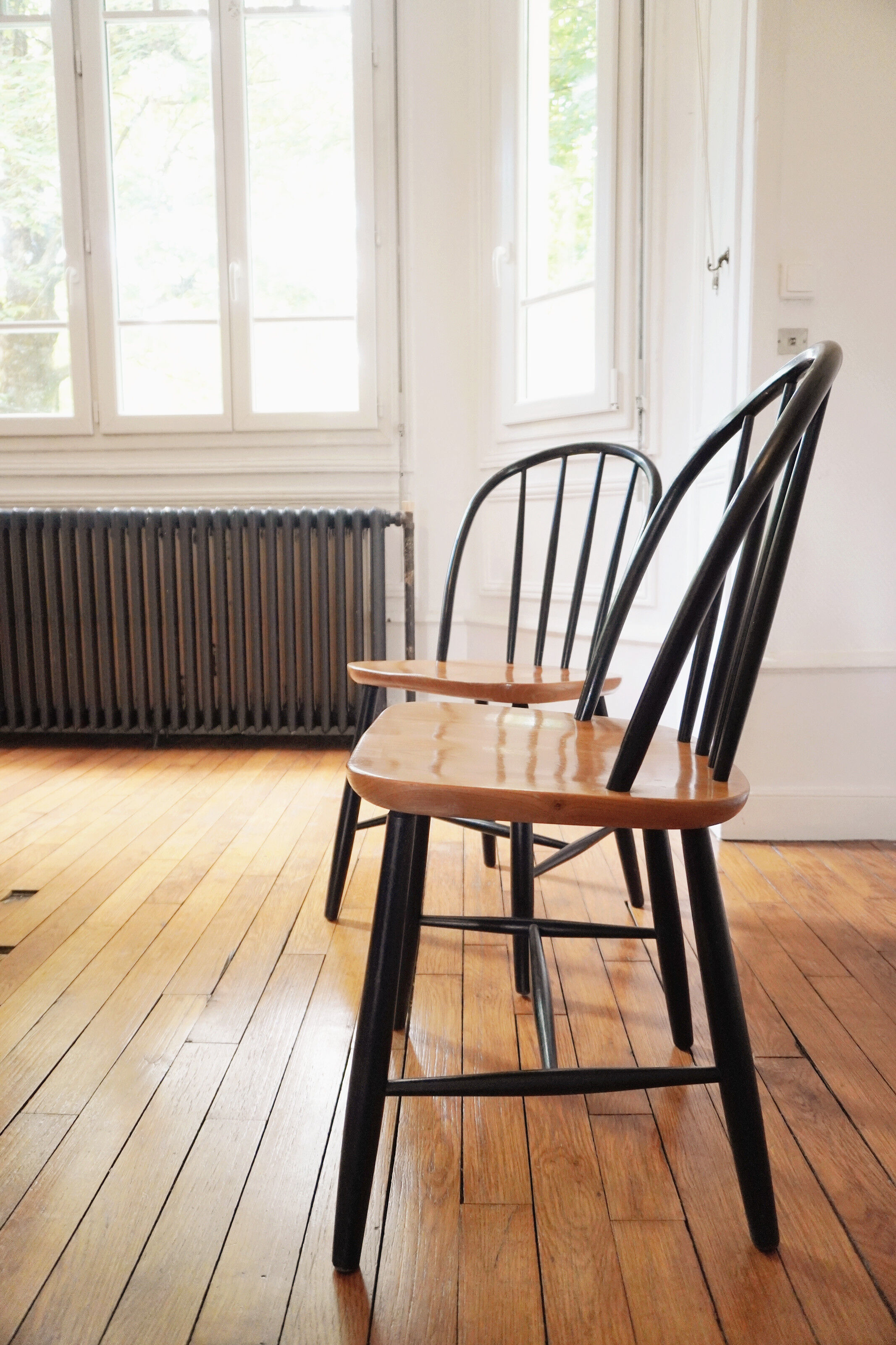 Suite of 2 scandinavian chairs