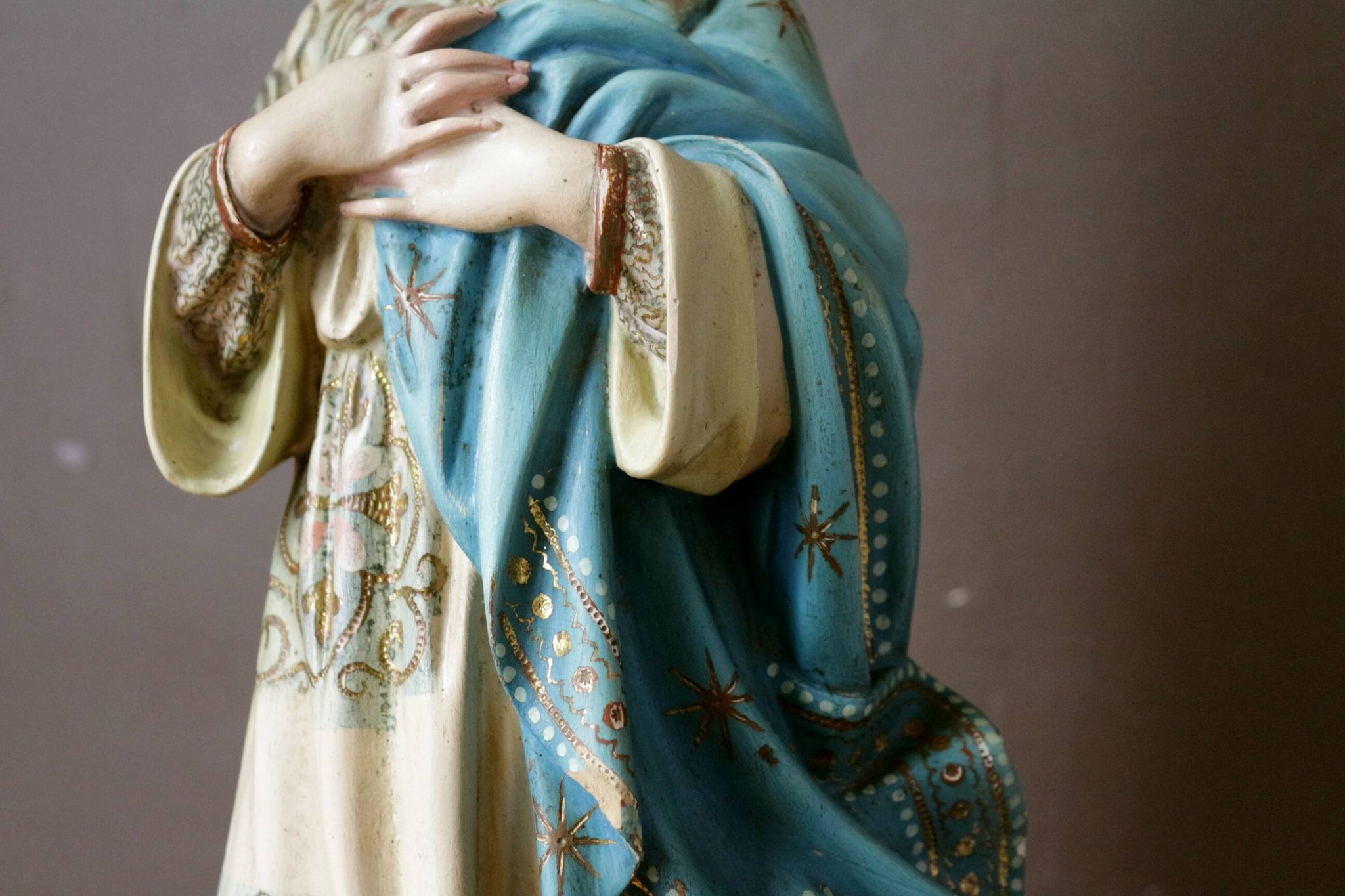 Plaster statuette of the Virgin of Olot with glass eyes. Early 20th century.