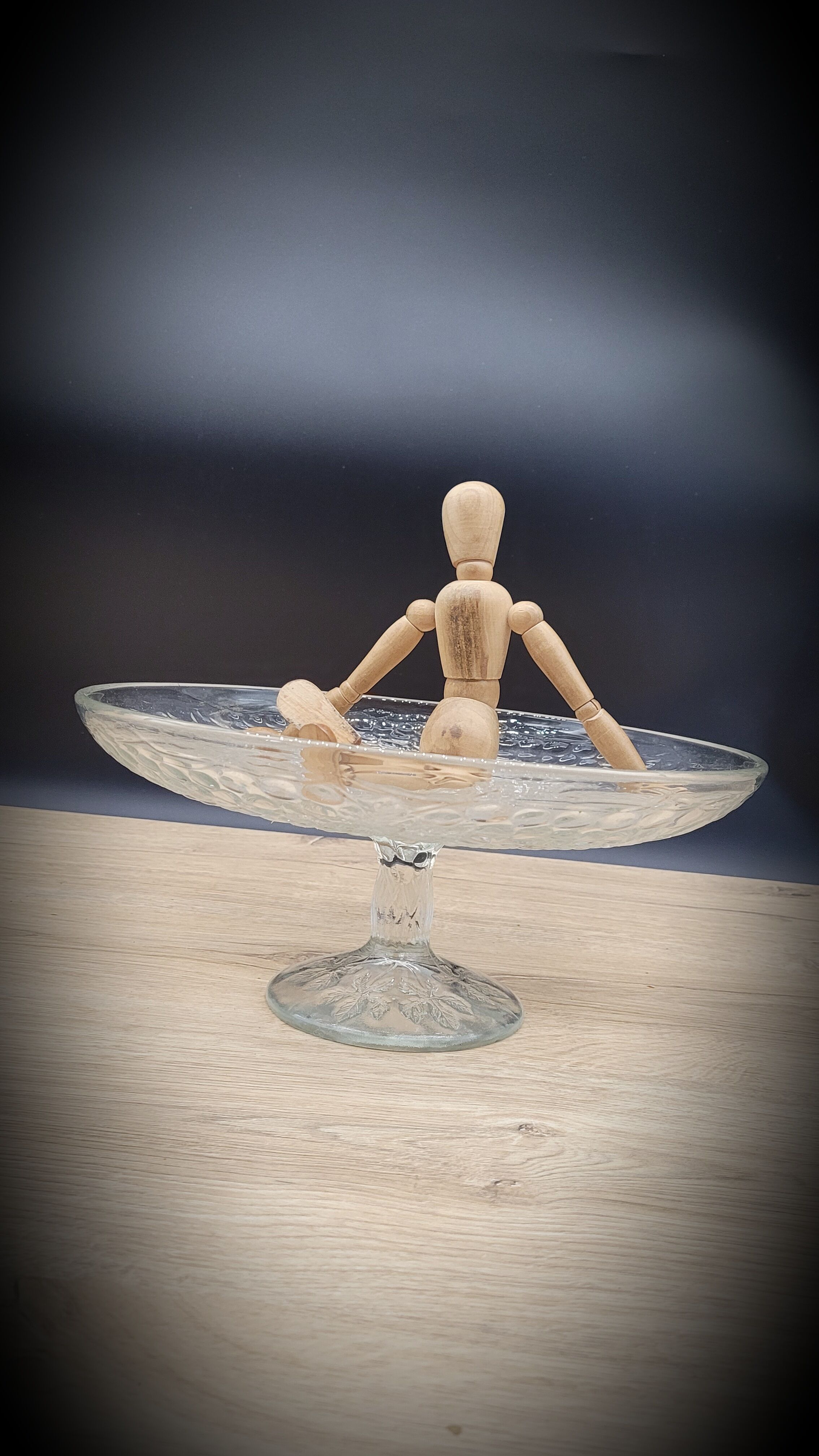 Transparent vine cake dish