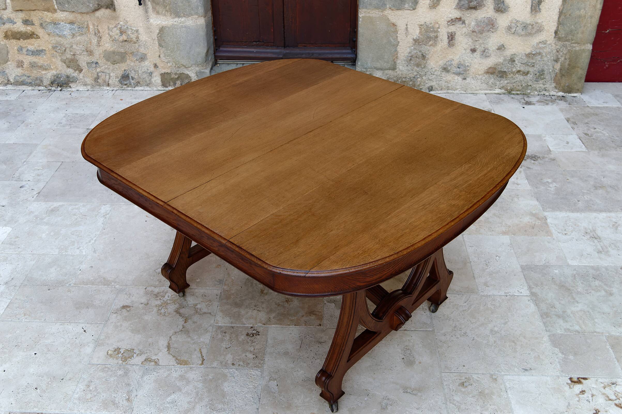 Dining room table by Maison Krieger, Art Nouveau, circa 1900, in solid oak
