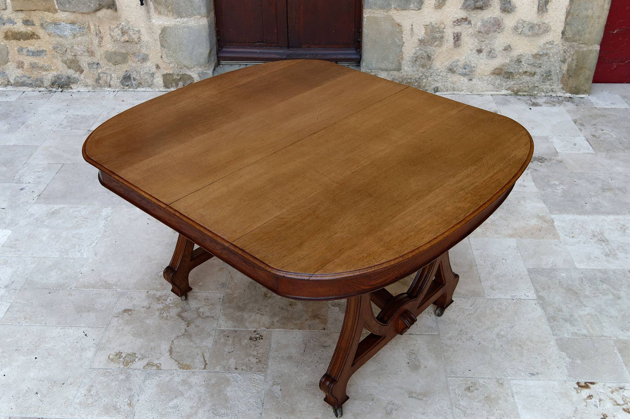 Dining room table by Maison Krieger, Art Nouveau, circa 1900, in solid oak
