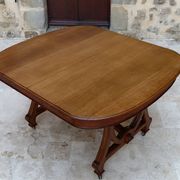 Dining room table by Maison Krieger, Art Nouveau, circa 1900, in solid oak