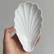 Lot de ramequins en porcelaine blanche, forme coquille nervurée
