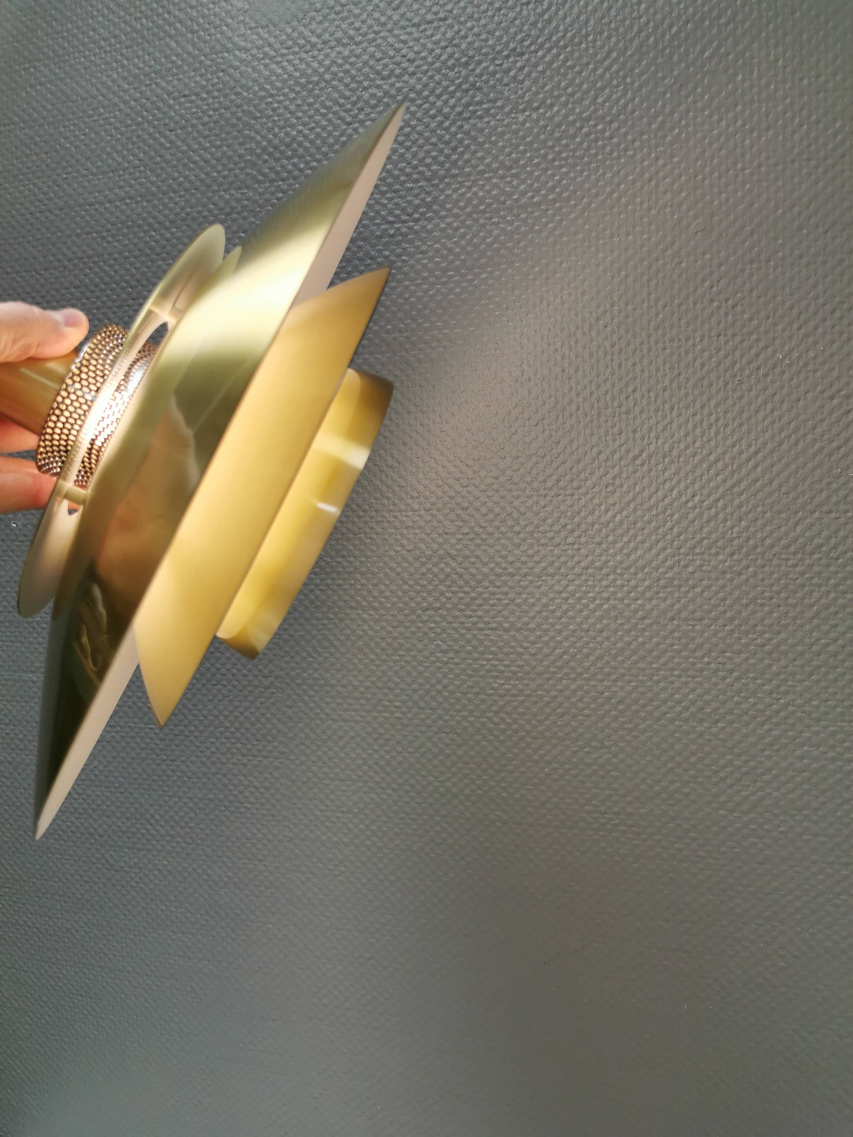 Lampe à suspension en aluminium laqué or de la marque danoise JEKA (fermée au début des années 90) modèle Opus 8037-H