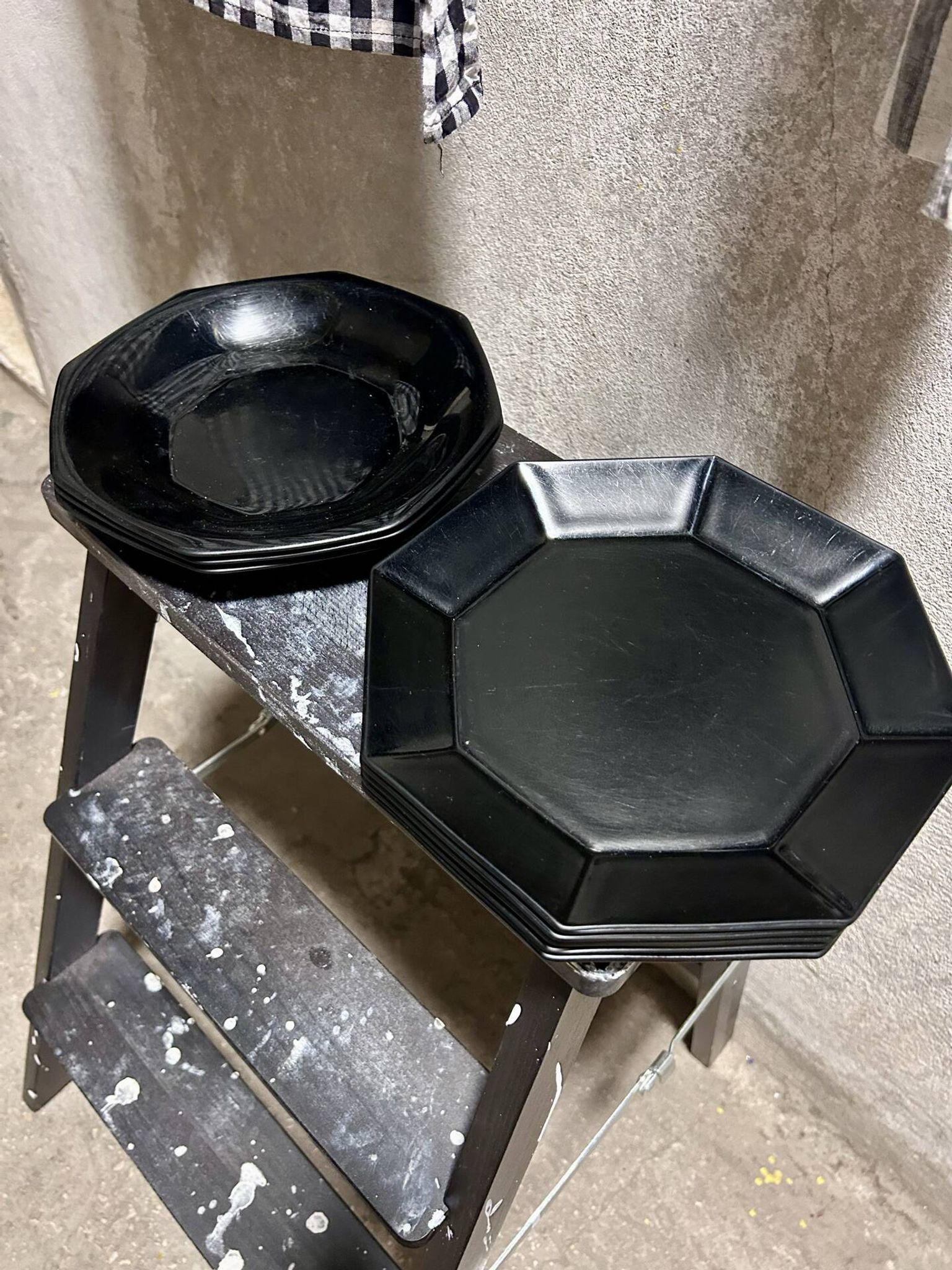 Assiettes noires arcoroc vintage