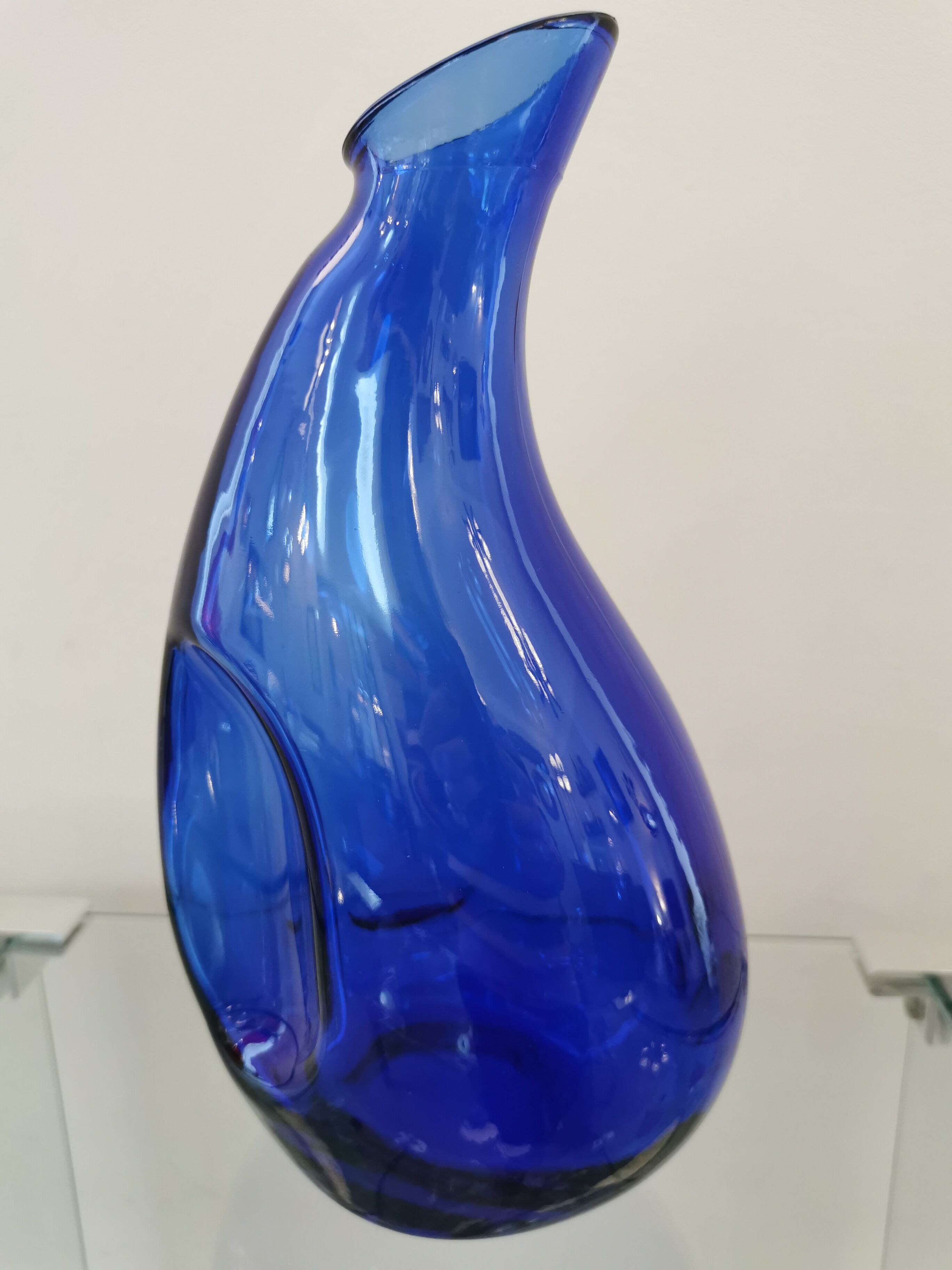 Carafe en verre bleu vintage