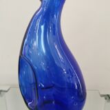 Carafe en verre bleu vintage