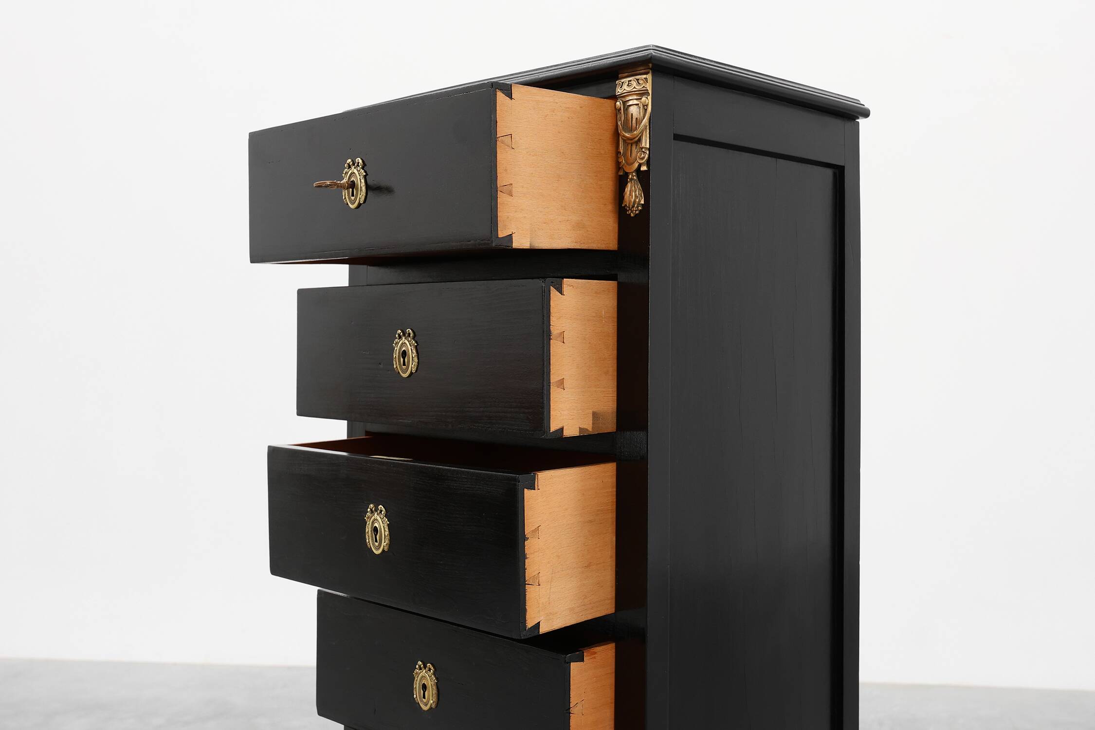 20th Century Louis XV-Style Black Lacquered Chest of Drawers with brass Mou