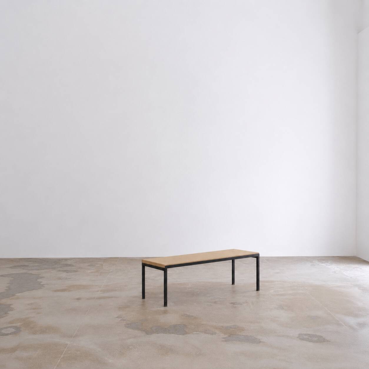 Table basse par Wittmann avec plateau en pierre calcaire.