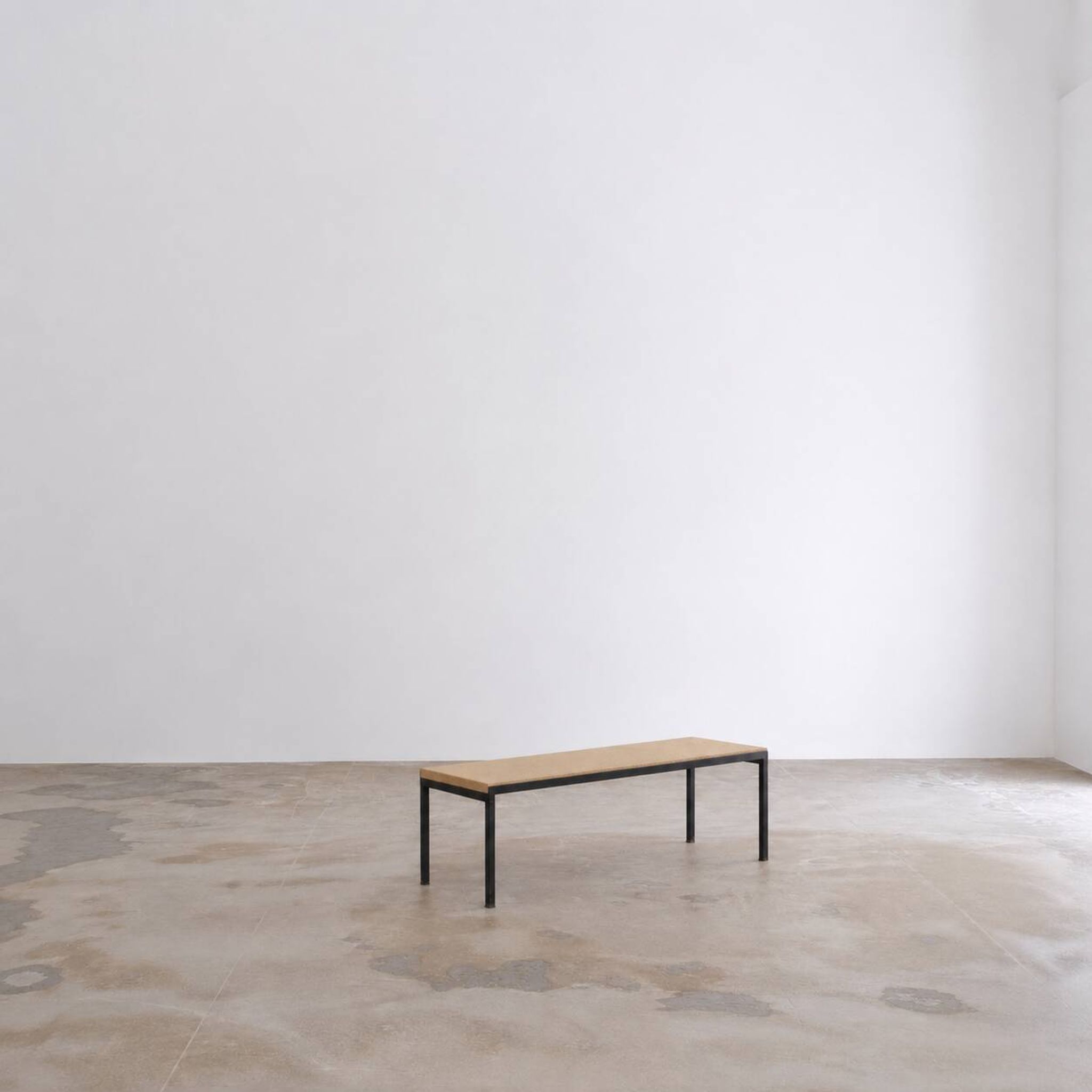 Table basse par Wittmann avec plateau en pierre calcaire.