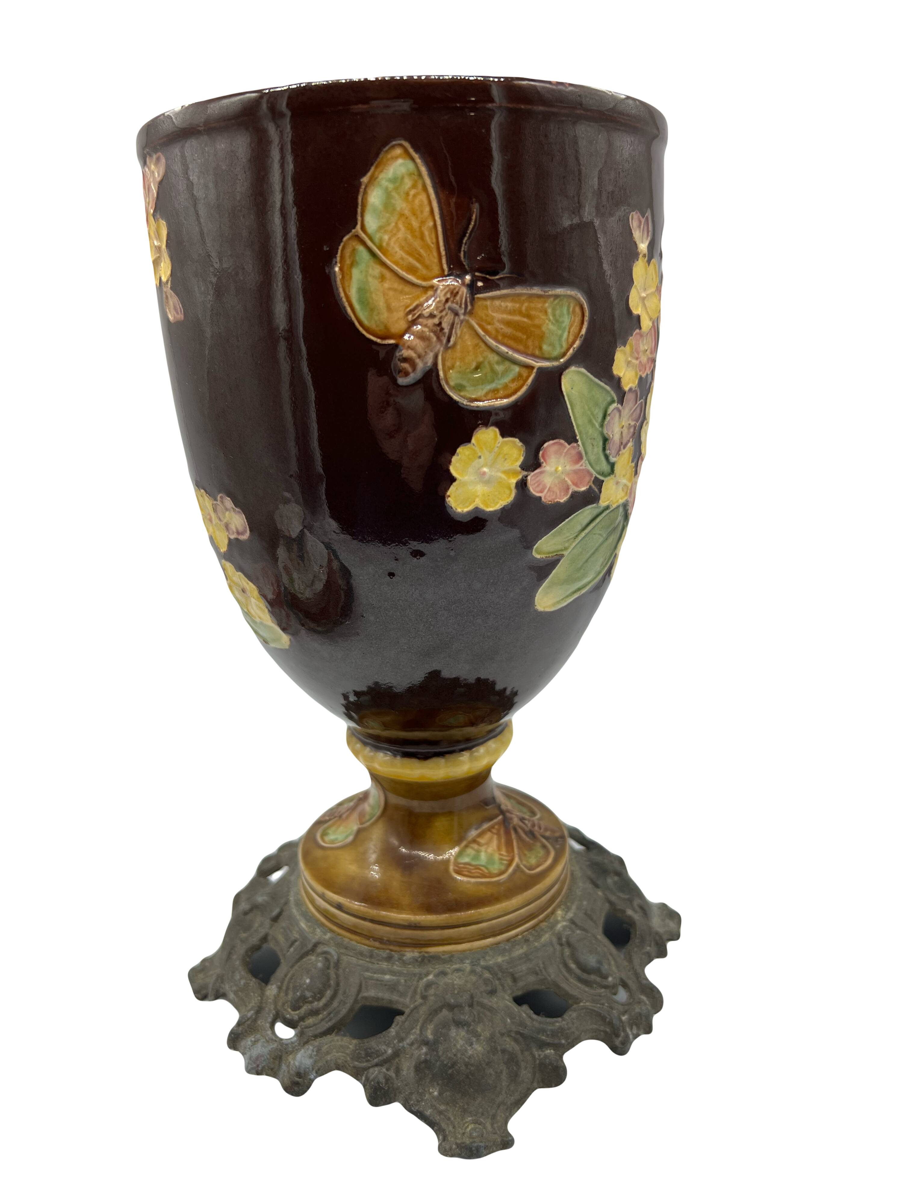 Vase en barbotine à décor de fleurs et papillons – Fin XIXe siècle – Monture