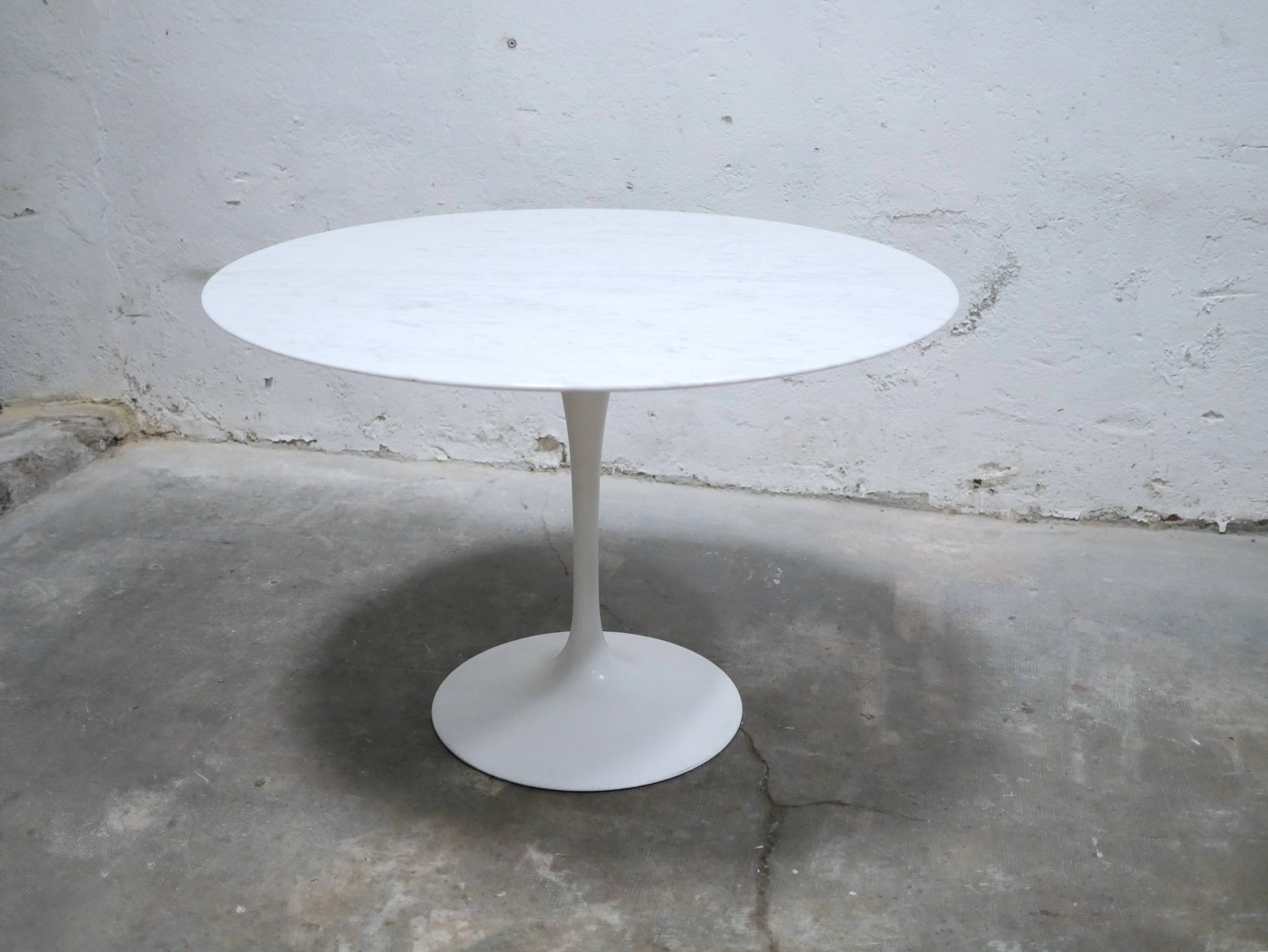 Round tulip table in marble by E. Saarinen for Knoll International