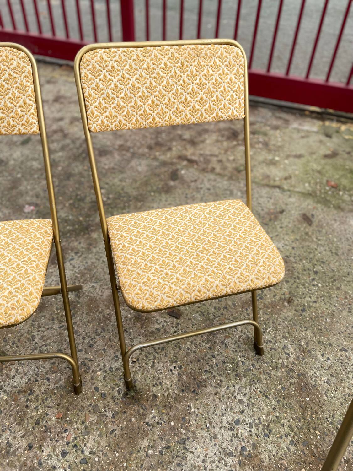 Set of 4 vintage folding chairs / 70's theater armchairs